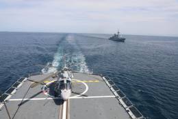 Un helic�ptero Panther sobre la cubierta de una fragata clase Sigma.