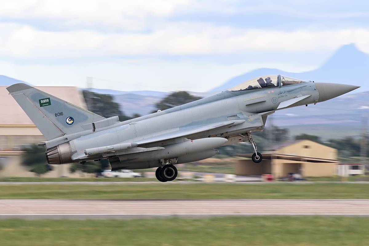 Uno de los Eurofighter de la Real Fuerza Aérea Saudita o RSAF (Royal Saudi Air Force) tocando tierra en la base española de Morón. (foto Rubén Galindo) Uno de los Eurofighter de la Real Fuerza Aérea Saudita o RSAF (Royal Saudi Air Force) tocando tierra en la base española de Morón. (foto Rubén Galindo)