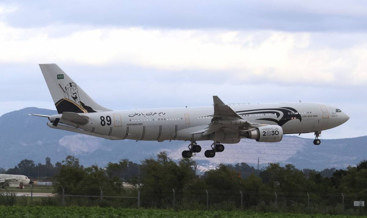 Uno de los tres Airbus DS A330 MRTT de la RSAF, que llegaron a Morón, que lleva la imagen del rey Salman bin Abdulaziz Al Saud en su cola. (foto Julio Maíz) Uno de los tres Airbus DS A330 MRTT de la RSAF, que llegaron a Morón, que lleva la imagen del rey Salman bin Abdulaziz Al Saud en su cola. (foto Julio Maíz)