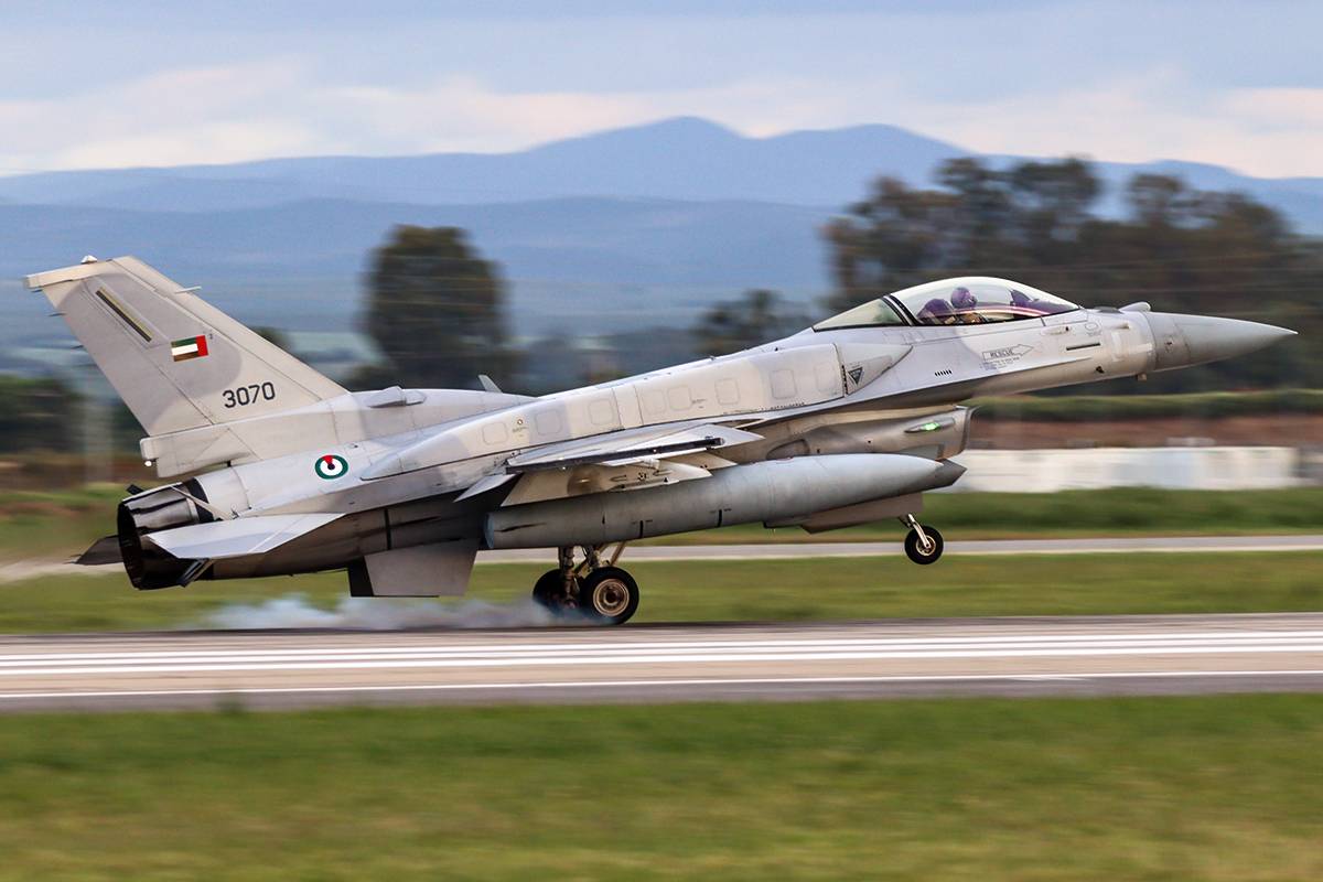 Uno de los F-16E “Fighting falcon” de los EAU, justo en el momento de tocar el suelo. (foto Rubén Galindo) Uno de los F-16E “Fighting falcon” de los EAU, justo en el momento de tocar el suelo. (foto Rubén Galindo)