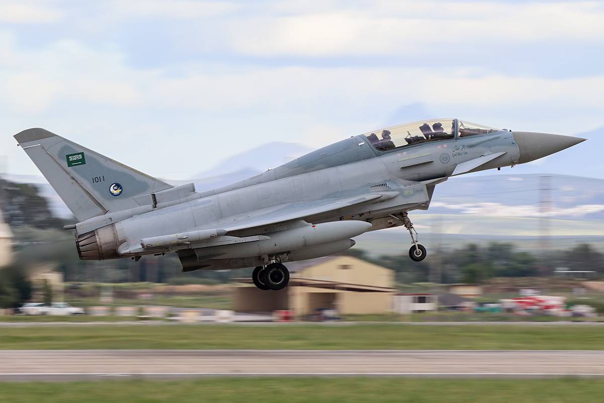 En los despliegues al Red Flag, como este, es habitual utilizar biplazas como este de la RSAF. (foto Rubén Galindo) En los despliegues al Red Flag, como este, es habitual utilizar biplazas como este de la RSAF. (foto Rubén Galindo)