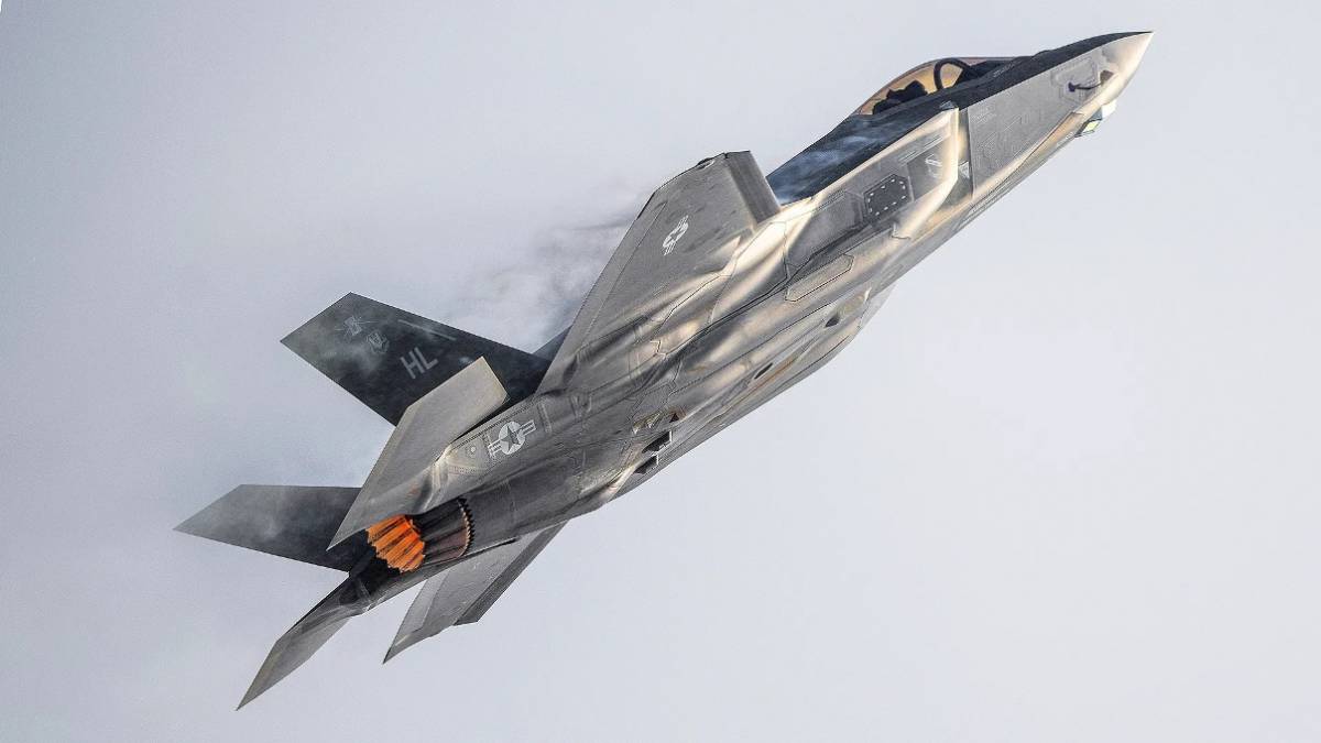 El cazabombardero F-35 de Lockheed Martin podría evolucionar a una versión Plus capaz del 80% de las prestaciones del futuro F-47. (USAF) El cazabombardero F-35 de Lockheed Martin podría evolucionar a una versión Plus capaz del 80% de las prestaciones del futuro F-47. (USAF)