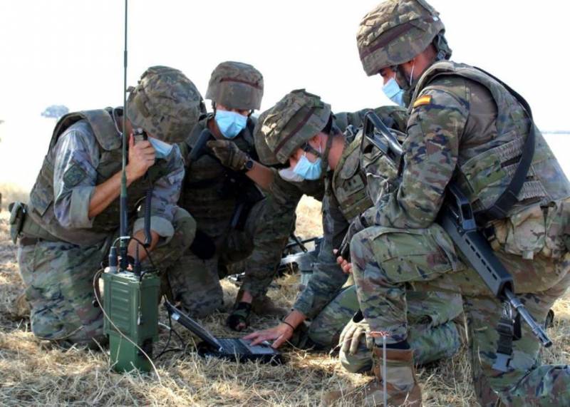 El Ejército de Tierra adiestrándose con radios tipo Harris (Ejército de Tierra) El Ejército de Tierra adiestrándose con radios tipo Harris (Ejército de Tierra)