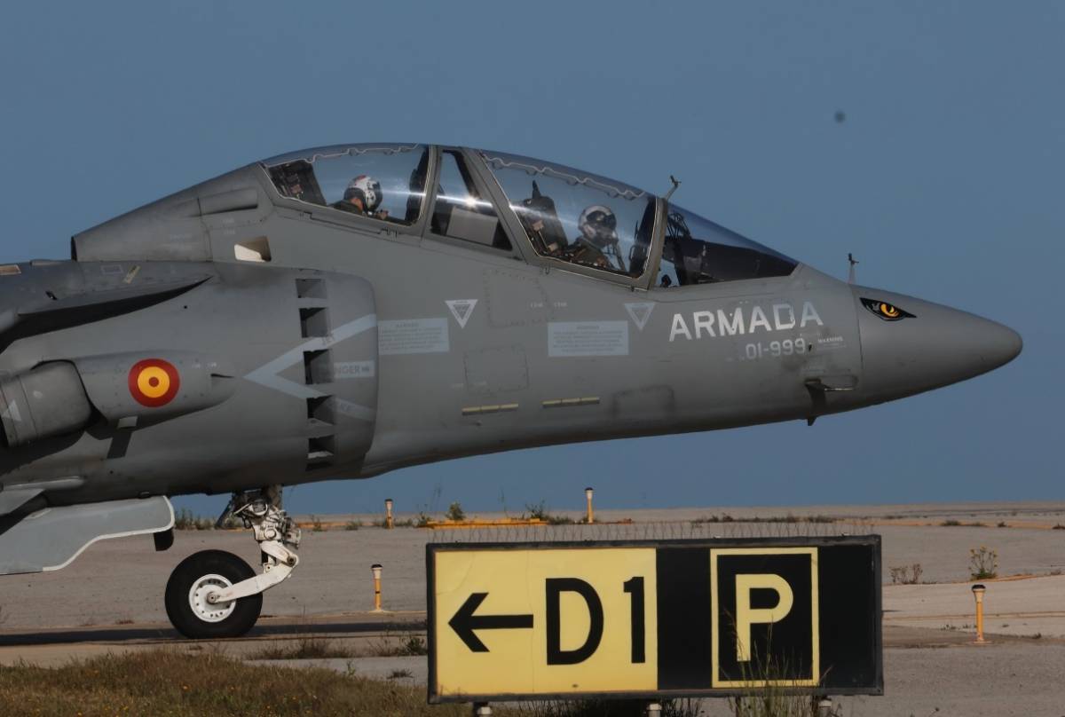 Parte delantera del nico Harrier II biplaza de la Novena Escuadrilla, el TAV-8B con indicativo 01-999 carreteando en Rota. (foto Julio Maz)