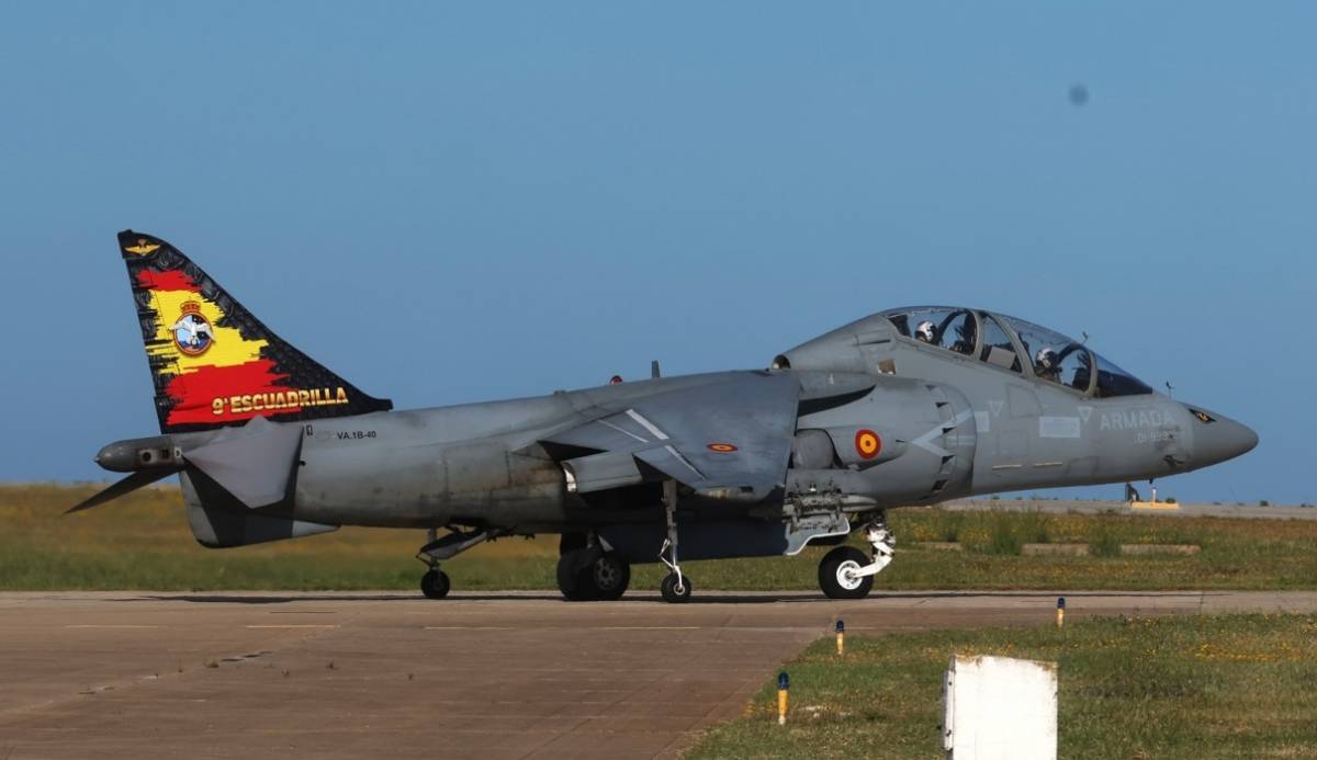 El nico TAV-8B Harrier II de la Novena Escuadrilla camino de la pista de Rota. (foto Julio Maz)
