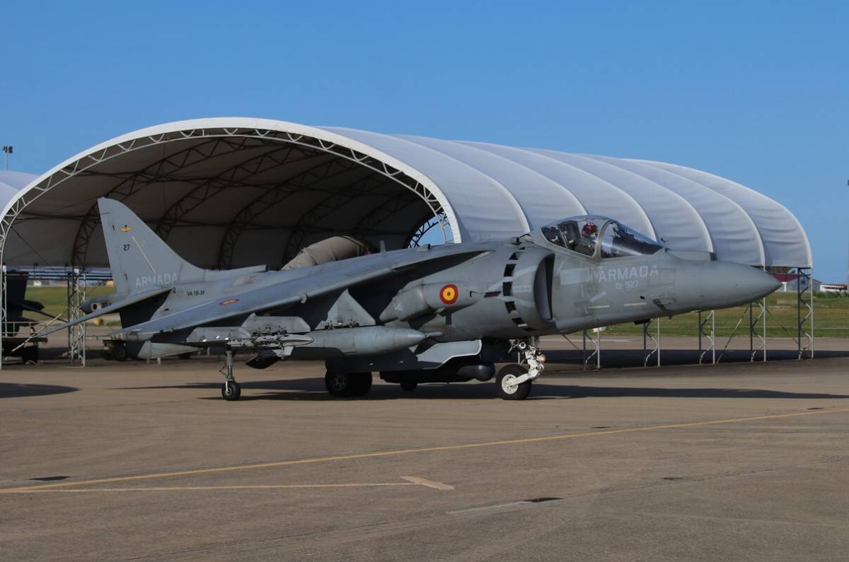 Uno de los AV-8B Harrier II saliendo de la zona de parking de la Novena Escuadrilla, en este ocasin lleva bajo el fuselaje el pod de designacin de blancos modelo Northrop Grumman AN/AAQ-28(V) Litening. (foto Julio Maz)