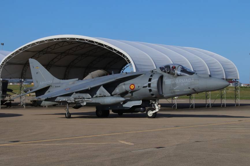 Uno de los AV-8B “Harrier” II saliendo de la zona de parking de la Novena Escuadrilla, en este ocasión lleva bajo el fuselaje el pod de designación de blancos modelo Northrop Grumman AN/AAQ-28(V) Litening. (foto Julio Maíz)