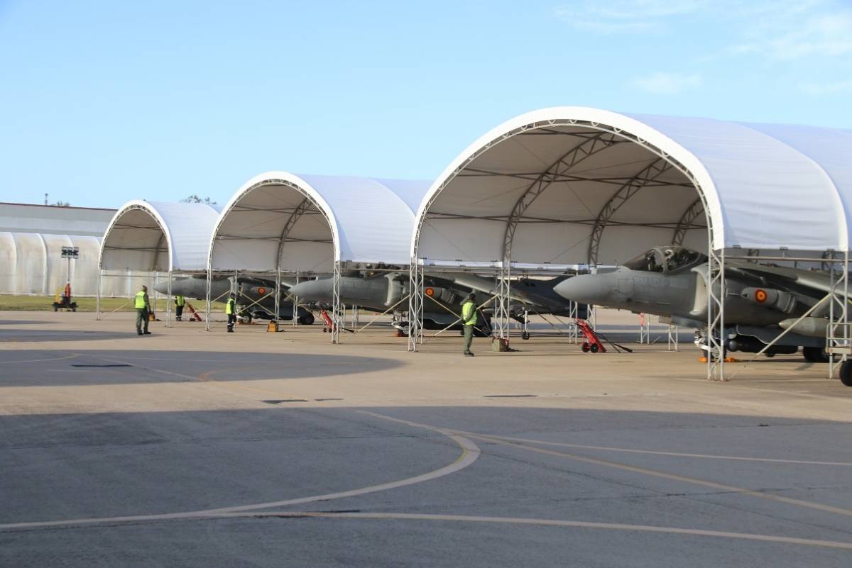 Tres de los Harrier II estacionados en su base de Rota, a la espera de empezar a rodar. (foto Julio Maz).