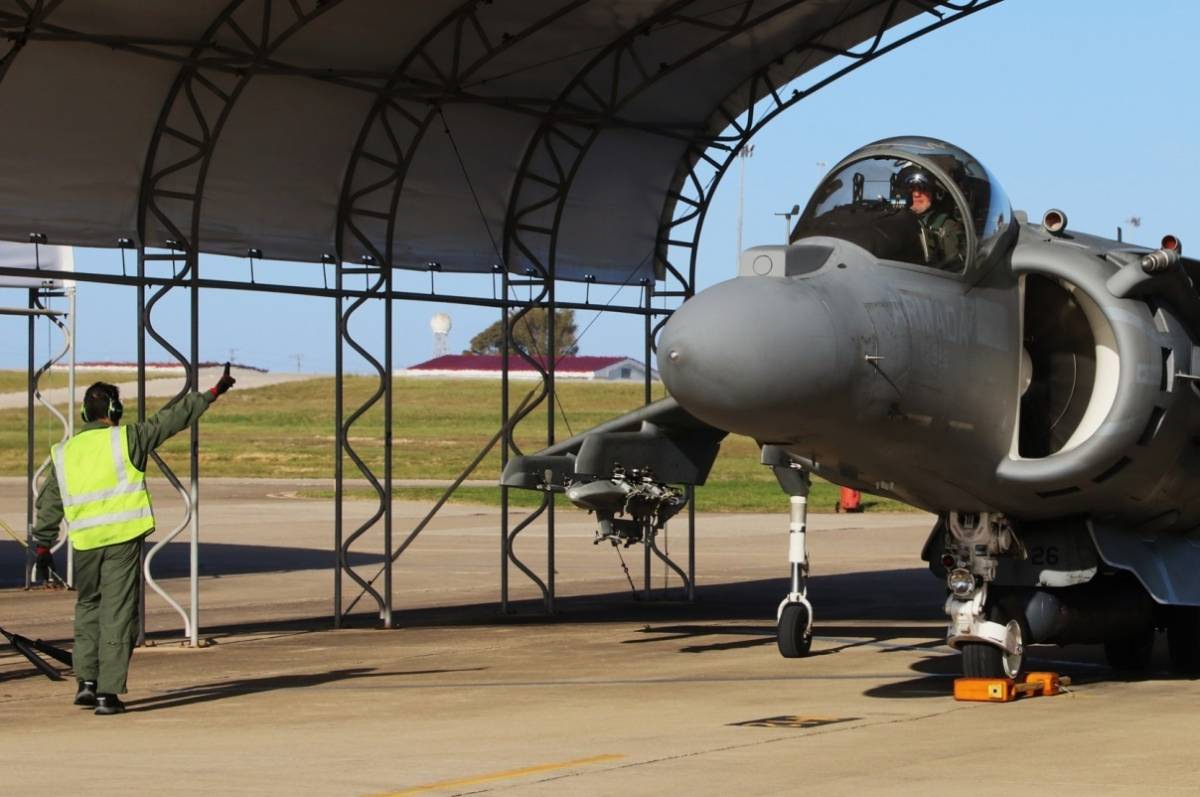 El denominado patrn da indicaciones al piloto antes de empezar a rodar su Harrier II. (foto Julio Maz).
