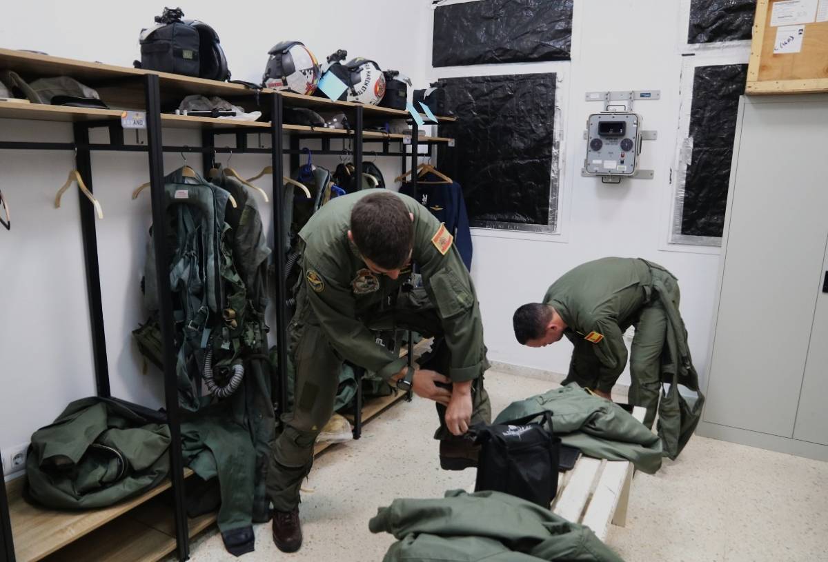 Dos de los pilotos de Harrier II se ponen sus equipos anti-G en las instalaciones de la Novena Escuadrilla sitas en la base naval de Rota. (foto Julio Maz).