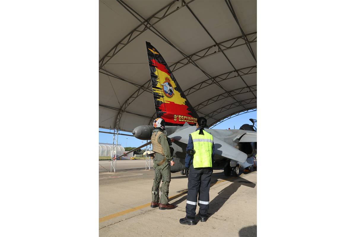 El piloto del bliplaza revisa, junto a la patrn, la aeronave TAV-8B antes de despegar camino de Zaragoza. (foto Jos Antonio Almarza)