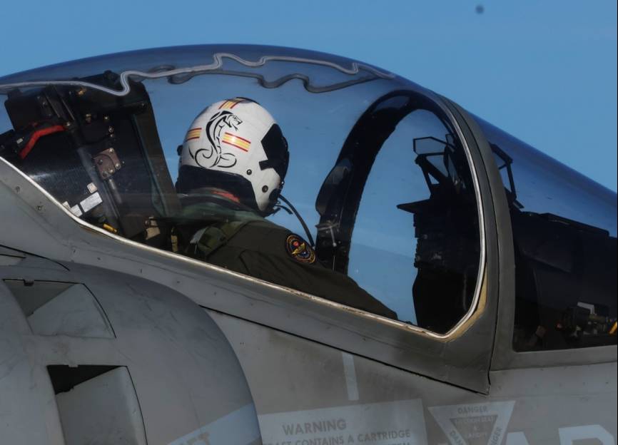 La mayoría de los cascos de vuelo de los pilotos de la Novena Escuadrilla están decorados con una magnificas decoraciones, en las que predominan las cobras, código radio de sus aparatos. (foto Julio Maíz)