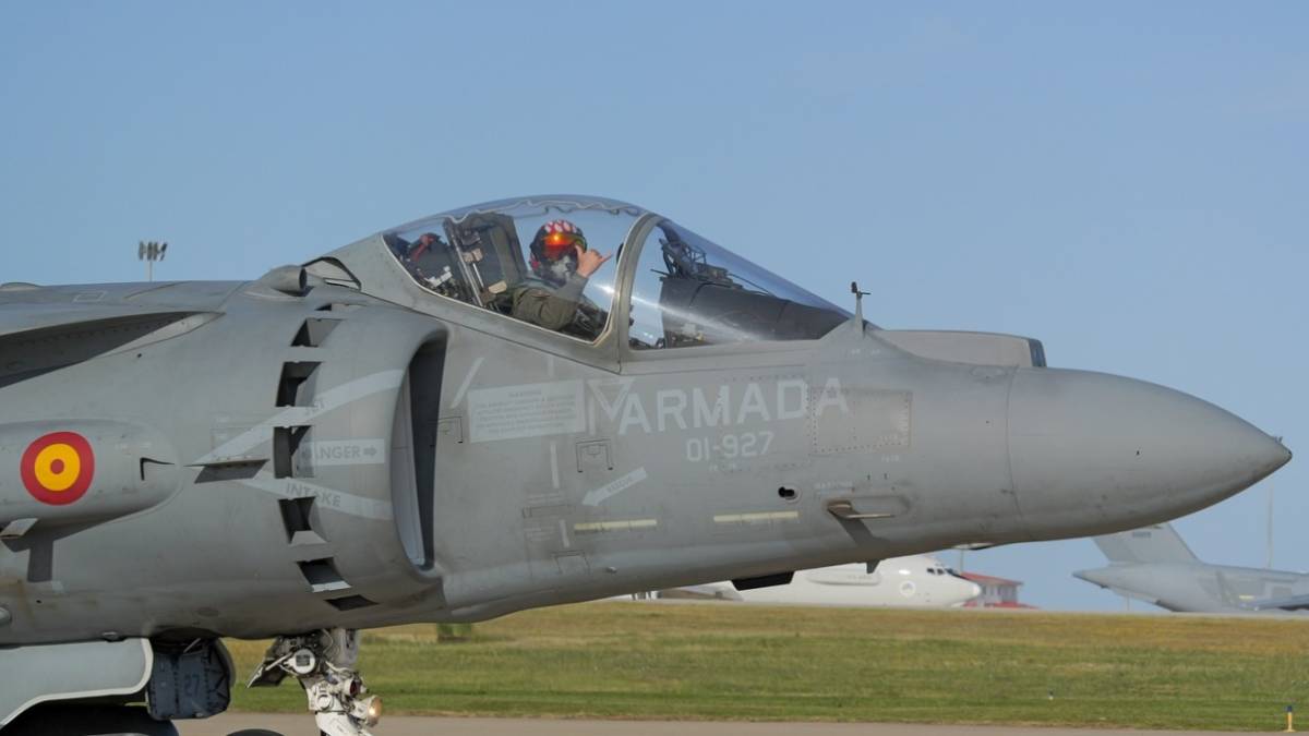 El piloto de este AV-8B+ de la Novena Escuadrilla nos hace con la mano el saludo tpico de los aviadores y moteros. (foto Jos Antonio Almarza)