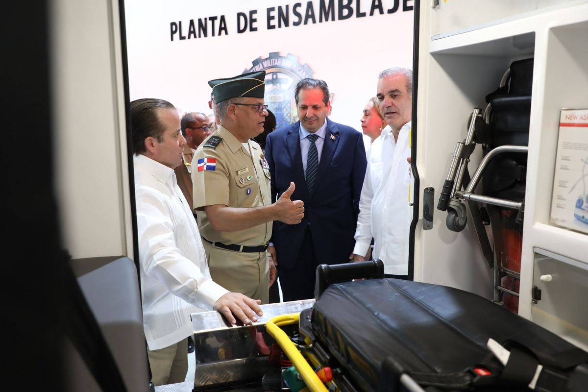 El ministro de Defensa, T/G Fernández Onofre y el presidente Luis Abinader durante el recorrido por la planta de ensamblaje de vehículos del Ministerio de Defensa. (Foto: MIDE) El ministro de Defensa, T/G Fernández Onofre y el presidente Luis Abinader durante el recorrido por la planta de ensamblaje de vehículos del Ministerio de Defensa. (Foto: MIDE)