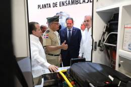 El ministro de Defensa, T/G Fernndez Onofre y el presidente Luis Abinader durante el recorrido por la planta de ensamblaje de vehculos del Ministerio de Defensa. (Foto: MIDE)