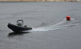 Uno de los USV remolcando un blanco para prcticas de tiro (Utek)