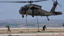 Fuerzas especiales descienden mediante fast rope de un helic�ptero Black Hawk turco.