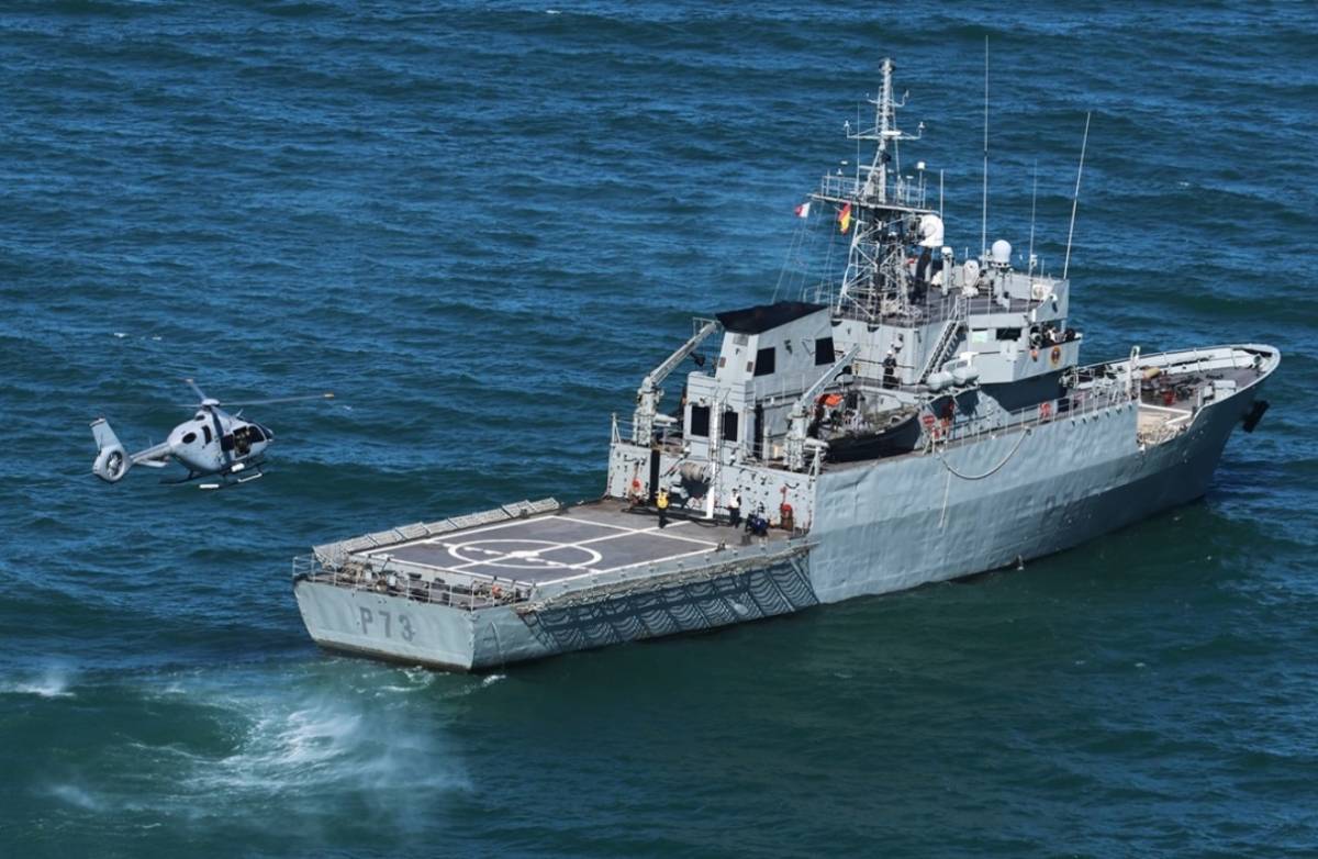 El H135 “Nival 01” se aproxima a la cubierta de vuelo del patrullero “Vigía”. (foto Julio Maíz) El H135 “Nival 01” se aproxima a la cubierta de vuelo del patrullero “Vigía”. (foto Julio Maíz)