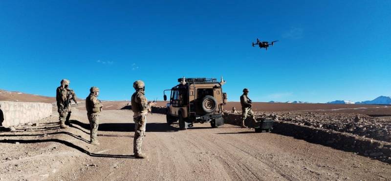 Militares del Ejrcito de Chile durante labores de control con el dron DJI Matrice 30T. (foto: Ejrcito de Chile)