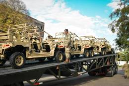 Llegada de los nuevos Polaris a bordo de un cami�n. (foto: Ej�rcito Argentino)