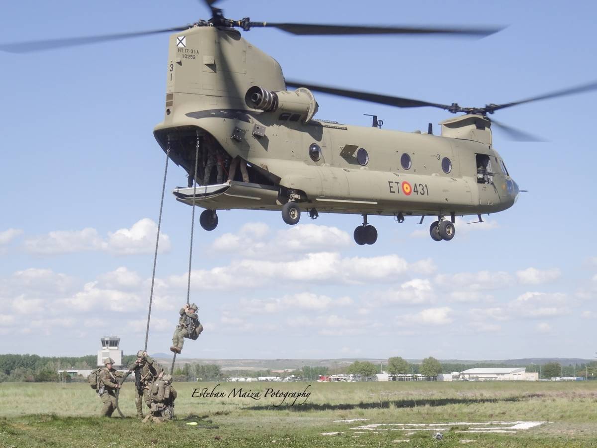 Alumnos del Curso de Operaciones Especiales descienden de un helicóptero Chinook mediante fast rope. (Esteban Maiza) Alumnos del Curso de Operaciones Especiales descienden de un helicóptero Chinook mediante fast rope. (Esteban Maiza)