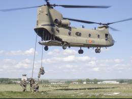 Alumnos del Curso de Operaciones Especiales descienden de un helicptero Chinook mediante fast rope. (Esteban Maiza)
