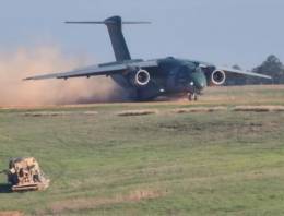 Un avin de transporte KC-390 de Embraer.