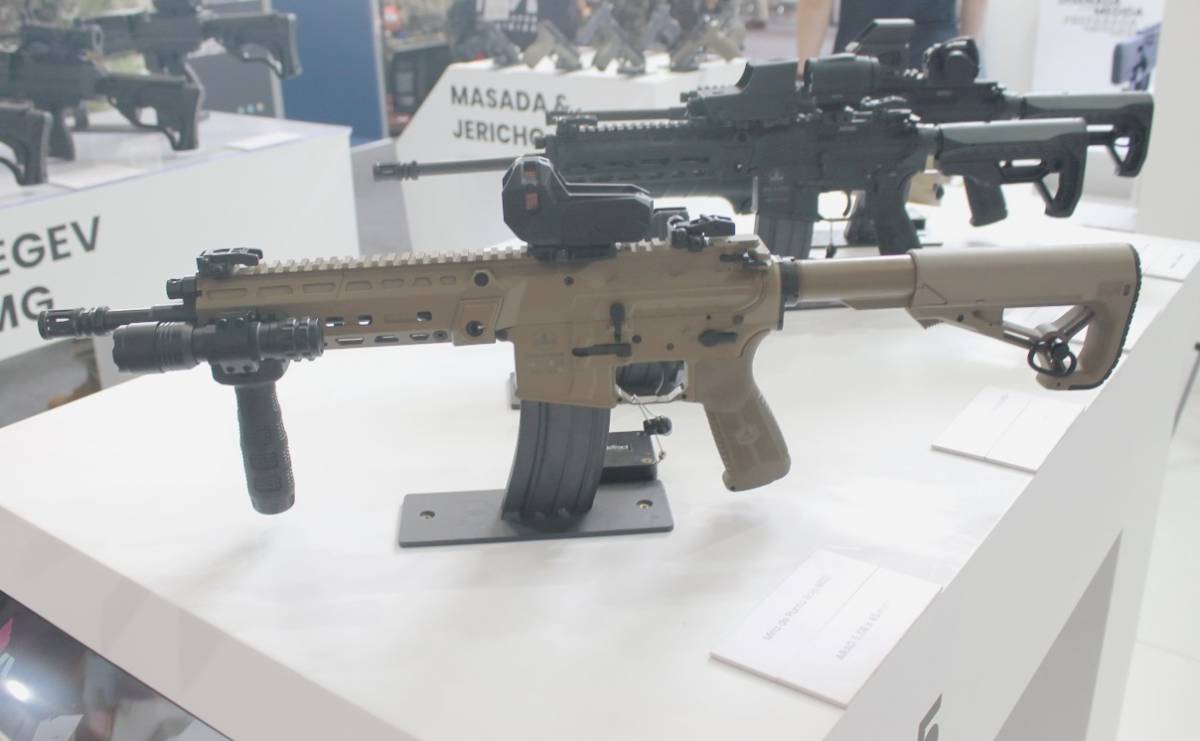 Uno de los nuevos fusiles Arad 5 del MININTER.