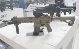 Uno de los nuevos fusiles Arad 5 del MININTER.