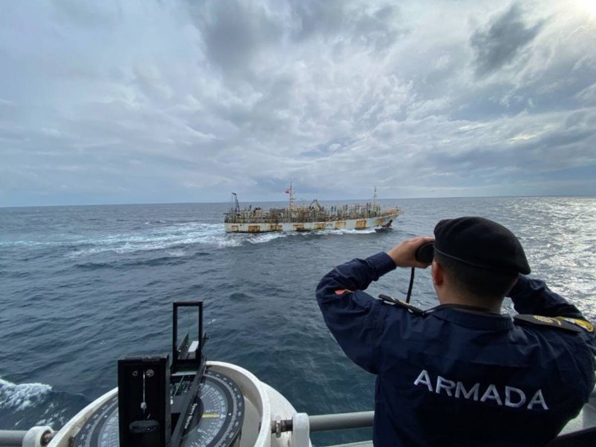 Fiscalizacin de la Armada de Chile a buques pesqueros internacionales en el Estrecho de Magallanes en aos anteriores. (foto: Armada de Chile)