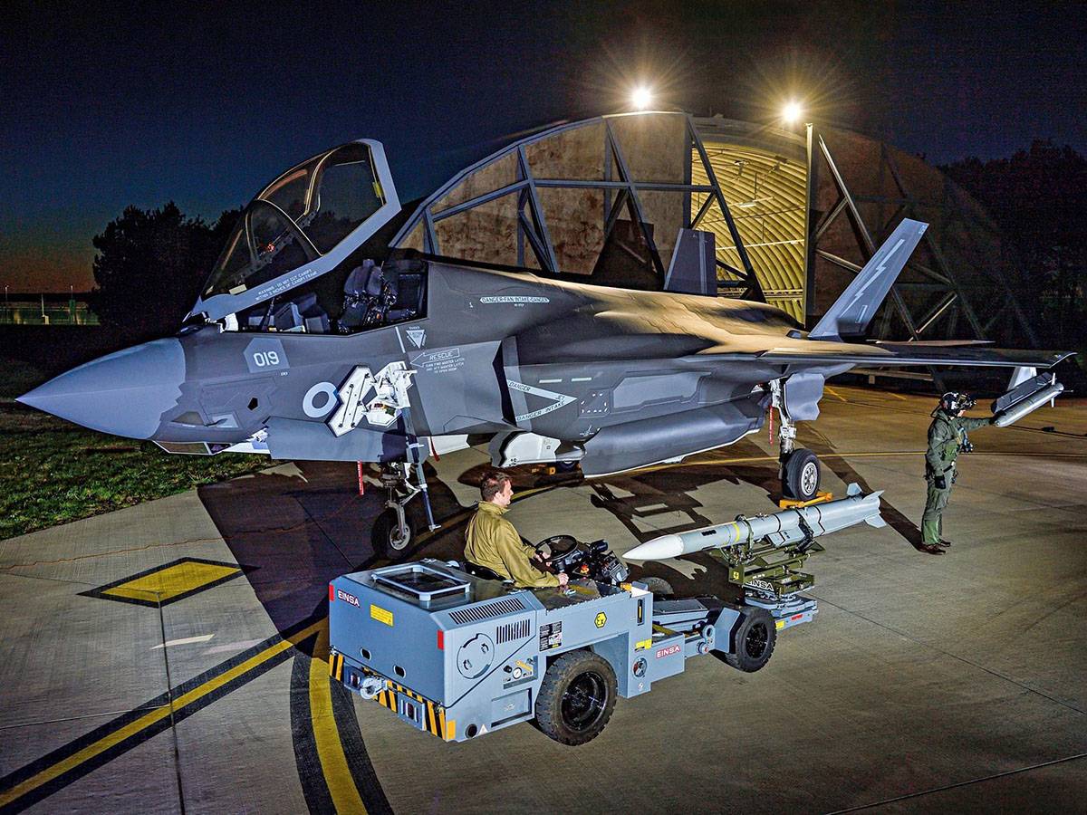 El VAP-40E junto a un F-35 (EINSA) El VAP-40E junto a un F-35 (EINSA)