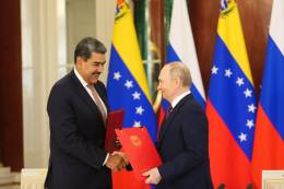 Los presidentes de la Federacin de Rusia, Vladmir Putin, y de Venezuela, Nicols Maduro Moros, durante la firma de acuerdos en el Kremlins. (Foto: MINCI)