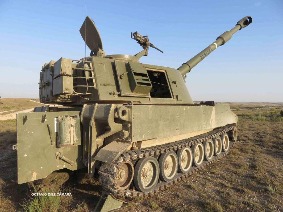 El Ejército de Tierra dispone de casi un centenar de los M109A5 con chasis oruga que deberán ser pronto reemplazados por material más moderno, ágil y efectivo. (Octavio Díez Cámara) El Ejército de Tierra dispone de casi un centenar de los M109A5 con chasis oruga que deberán ser pronto reemplazados por material más moderno, ágil y efectivo. (Octavio Díez Cámara)
