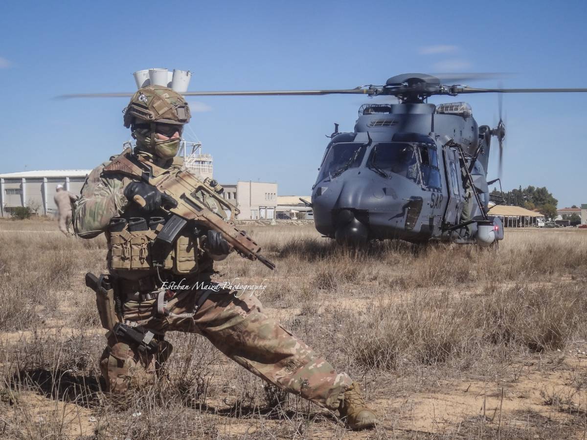 Un operador del EZAPAC asegurando la zona de aterrizaje de un helicóptero NH90 Lobo del Ejército del Aire y del Espacio. (foto: Esteban Maiza) Un operador del EZAPAC asegurando la zona de aterrizaje de un helicóptero NH90 Lobo del Ejército del Aire y del Espacio. (foto: Esteban Maiza)