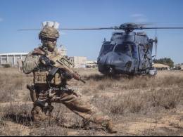 Un operador del EZAPAC asegurando la zona de aterrizaje de un helicptero NH90 Lobo del Ejrcito del Aire y del Espacio. (foto: Esteban Maiza)
