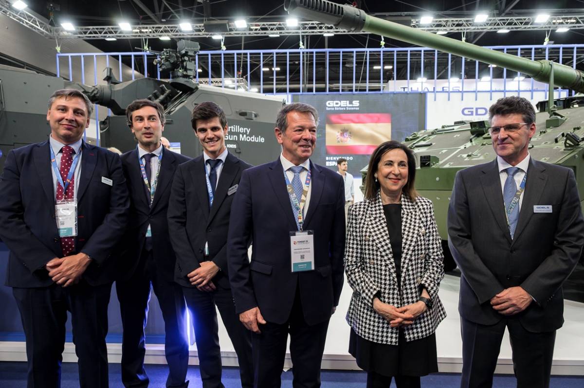 Visita de la ministra al stand de GDELS-Santa Bárbara en FEINDEF. (foto: GDELS-SBS) Visita de la ministra al stand de GDELS-Santa Bárbara en FEINDEF. (foto: GDELS-SBS)