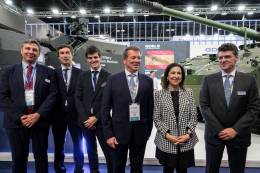 Visita de la ministra al stand de GDELS-Santa Brbara en FEINDEF. (foto: GDELS-SBS)