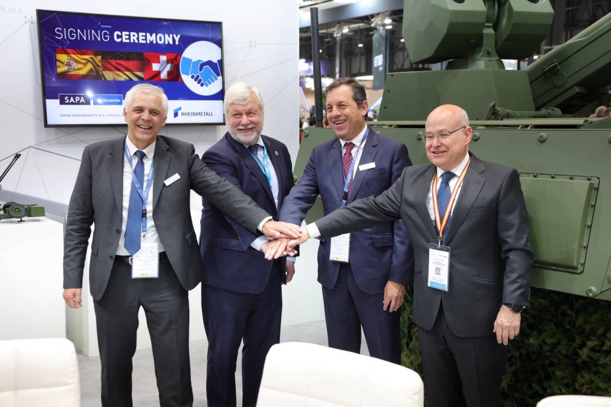 Firma del MOU entre las cuatro empresas en FEINDEF. (foto: Navantia)