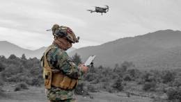 Un soldado del Ej�rcito de Chile con la pantalla que muestra im�genes dron. (foto: Ej�rcito de Chile)