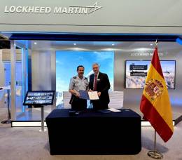 Firma del acuerdo en FEINDEF. (foto: Lockheed Martin)