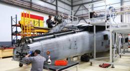 Dos tcnicos del GAS-FLOAN trabajando en el mantenimiento de un SH-60B de la Dcima Escuadrilla de la FLOAN. (foto Julio Maz)