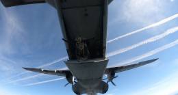 Un lanzamiento tndem en el agua permiti a una persona cualificada como paracaidista el llevar consigo a otra que no posee ese potencial. (FGNE)