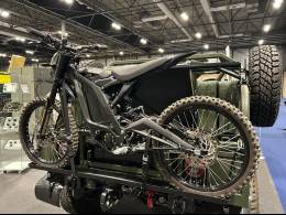 En FEINDEF se mostr� el Net�n Mk2 llevando a la zaga una motocicleta el�ctrica de origen chino. (Octavio D�ez C�mara)