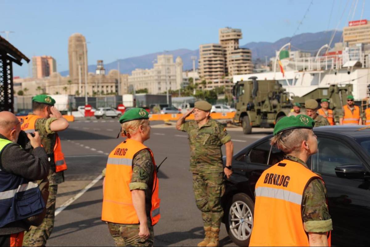 D. General Jefe del Estado Mayor del Mando de Canarias, Ramón Armada, recibiendo novedades a su llegada. D. General Jefe del Estado Mayor del Mando de Canarias, Ramón Armada, recibiendo novedades a su llegada.