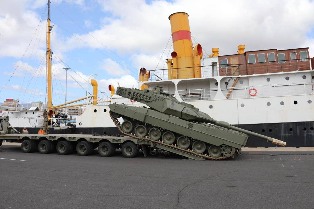 Embarque en gondola de Carro de Combate Leopardo Embarque en gondola de Carro de Combate Leopardo