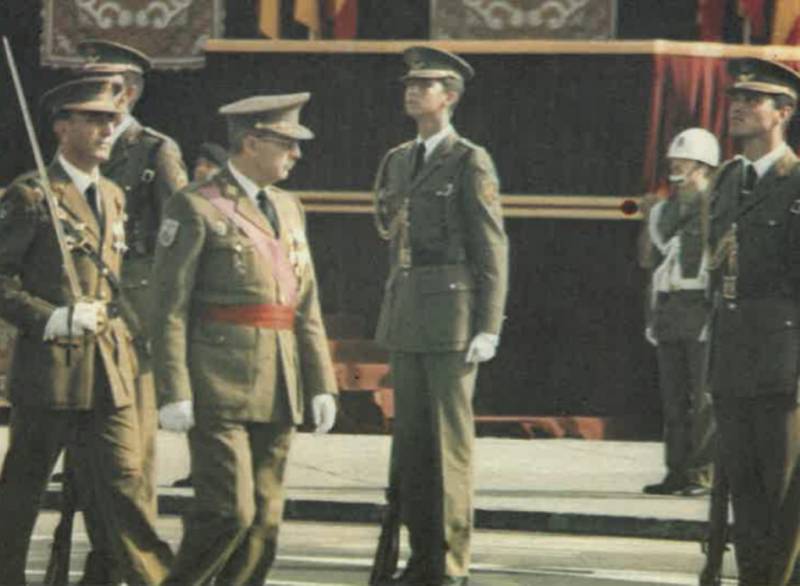 El Príncipe Felipe durante el desfile terrestre del DIFAS 86 en Santa Cruz de Tenerife. Foto archivo Revista Hespérides de 1986. El Príncipe Felipe durante el desfile terrestre del DIFAS 86 en Santa Cruz de Tenerife. Foto archivo Revista Hespérides de 1986.