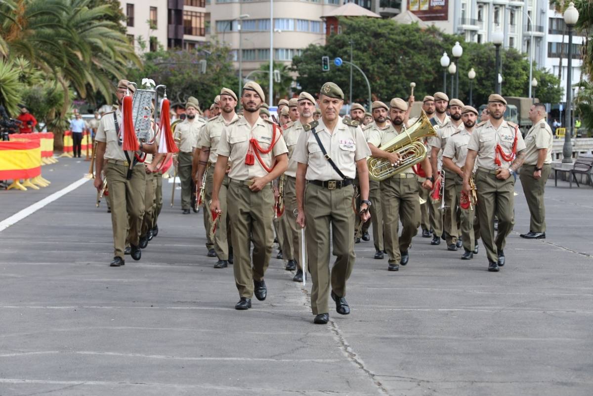 Unidad de Música del Mando de Canarias junto a la Banda de Guerra N.º 2 de la Brigada Canarias XVI desfilando. Foto archivo DIFAS 24. Unidad de Música del Mando de Canarias junto a la Banda de Guerra N.º 2 de la Brigada Canarias XVI desfilando. Foto archivo DIFAS 24.