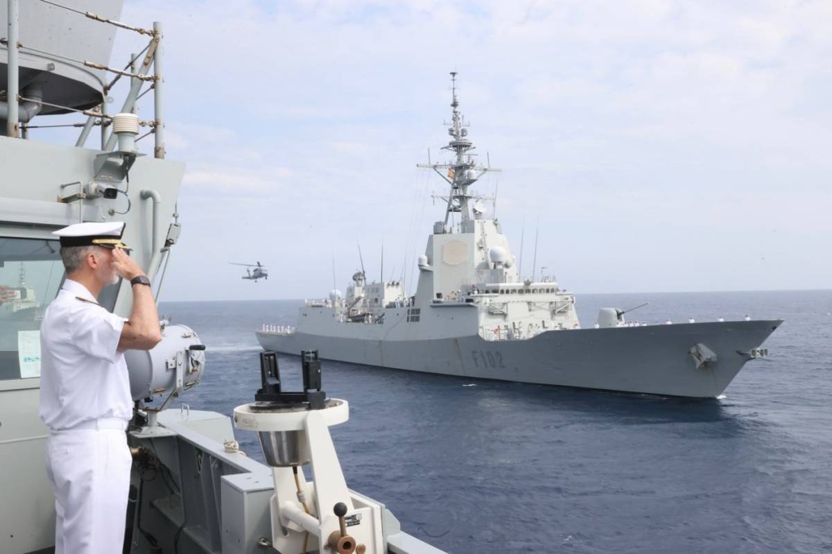 Revista Aeronaval con la Fragata “Cristobal Colón” a su paso frente al Buque de Acción Marítima (BAM) “Furor”. Foto archivo DIFAS 23. Revista Aeronaval con la Fragata “Cristobal Colón” a su paso frente al Buque de Acción Marítima (BAM) “Furor”. Foto archivo DIFAS 23.