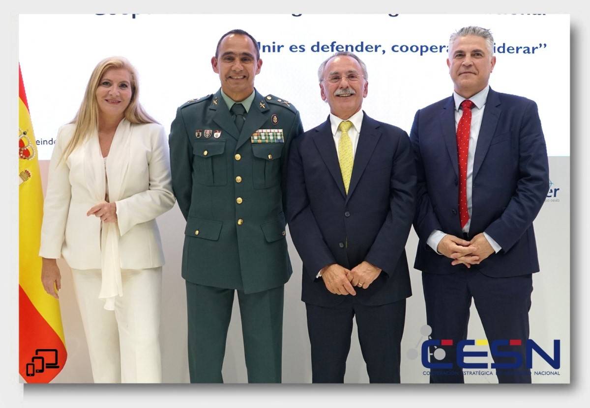 Eva Álvarez del Manzano, Presidenta de CESN, el general Francisco Almansa, Jefe de transformación Digital de la Guardia Civil, Luis Furnells, Presidente de Oesía, y José Antonio Gutiérrez, director de Ingeniería de Oesía. Eva Álvarez del Manzano, Presidenta de CESN, el general Francisco Almansa, Jefe de transformación Digital de la Guardia Civil, Luis Furnells, Presidente de Oesía, y José Antonio Gutiérrez, director de Ingeniería de Oesía.