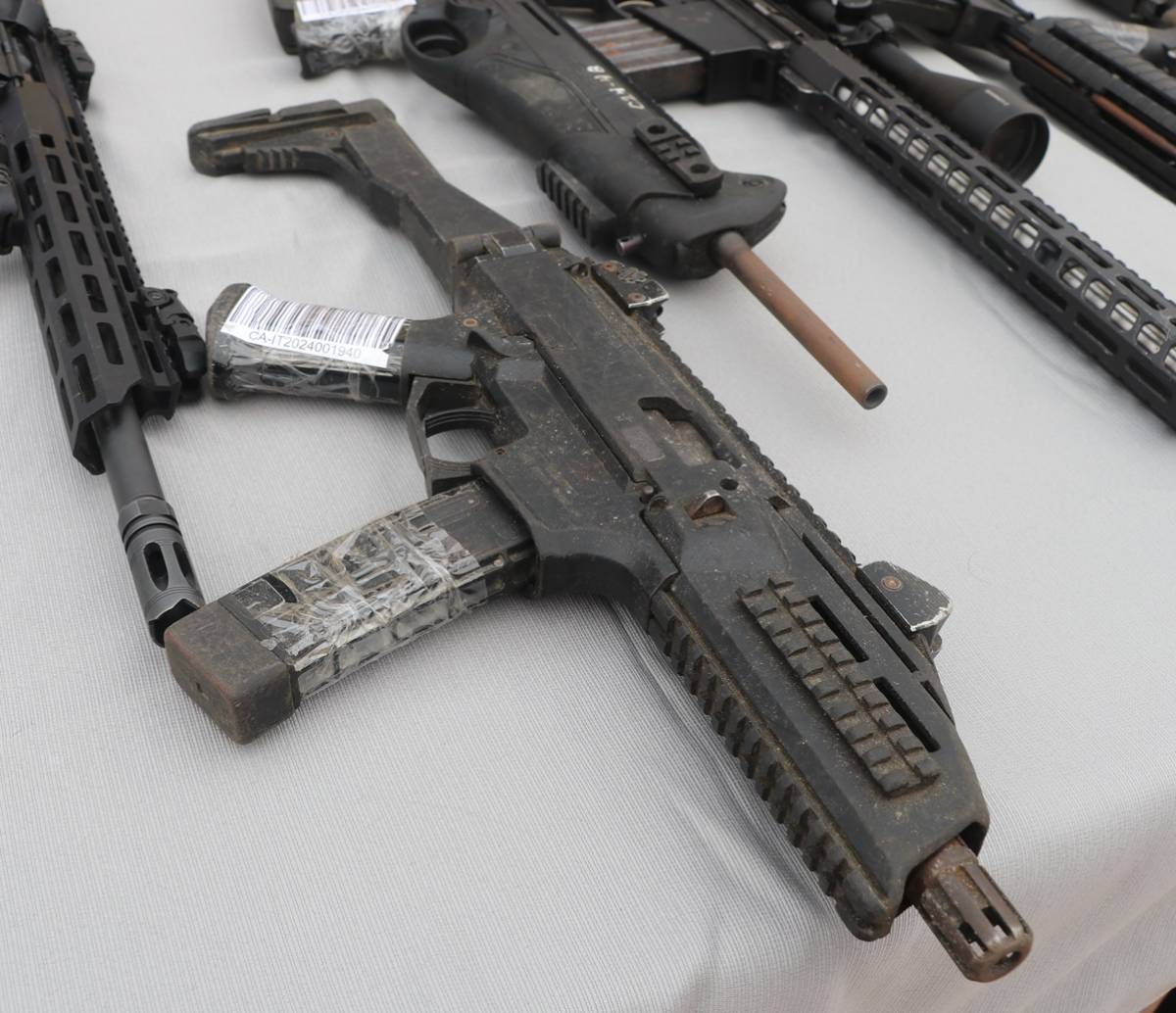 Subfusil CZ Scorpion Evo 3 S1 de 9x19 mm. fabricado en la Republica Checa. Es una versión semiautomática, que tiene un alcance efectivo de 250 m. Subfusil CZ Scorpion Evo 3 S1 de 9x19 mm. fabricado en la Republica Checa. Es una versión semiautomática, que tiene un alcance efectivo de 250 m.